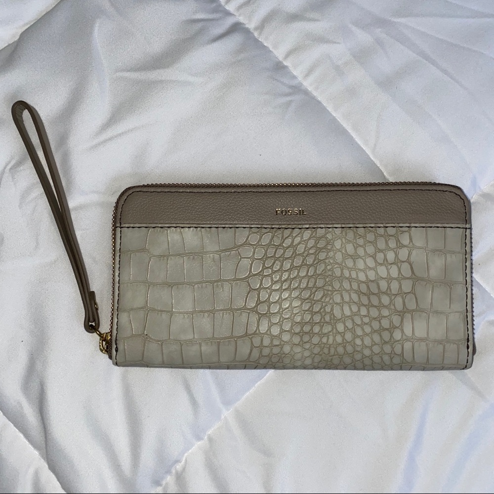 NWT Fossil Grey Croco Print Wallet